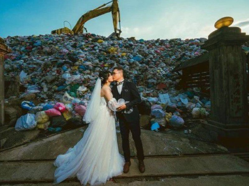 Pareja de novios realiza las fotos de su boda en un basurero.