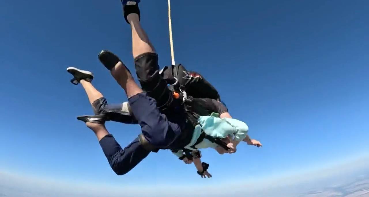 Su salto estuvo compañado del instructor certificado por la Asociación de Paracaidistas de Estados Unidos.