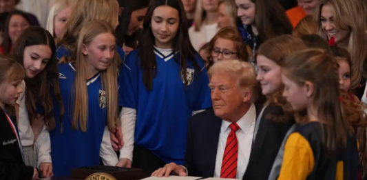 El presidente Trump firmó la orden en el Día Nacional de las Niñas y las Mujeres en el Deporte.Credit...Eric Lee/The New York Times